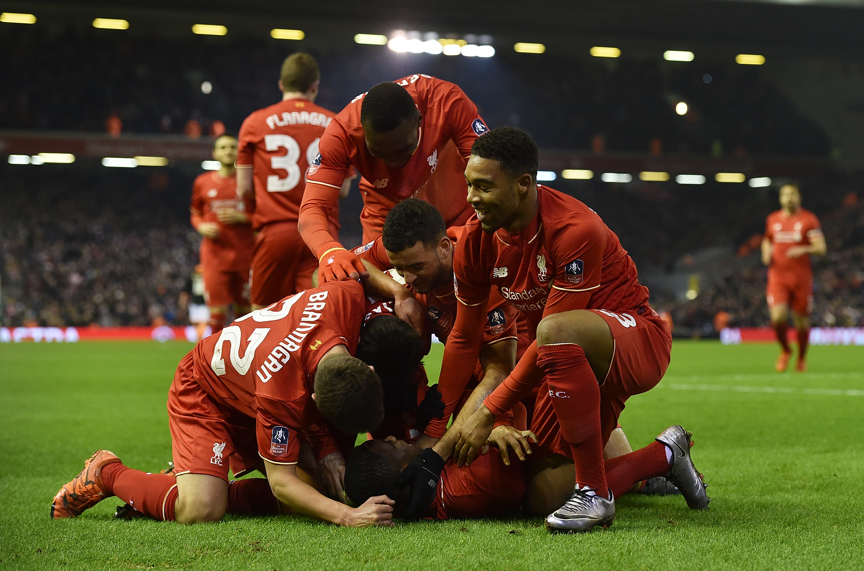 永久铭记！佩德罗-波罗在身上纹了欧联冠军奖杯图案（为铭记荣耀，佩德罗-波罗纹上欧联冠军奖杯）