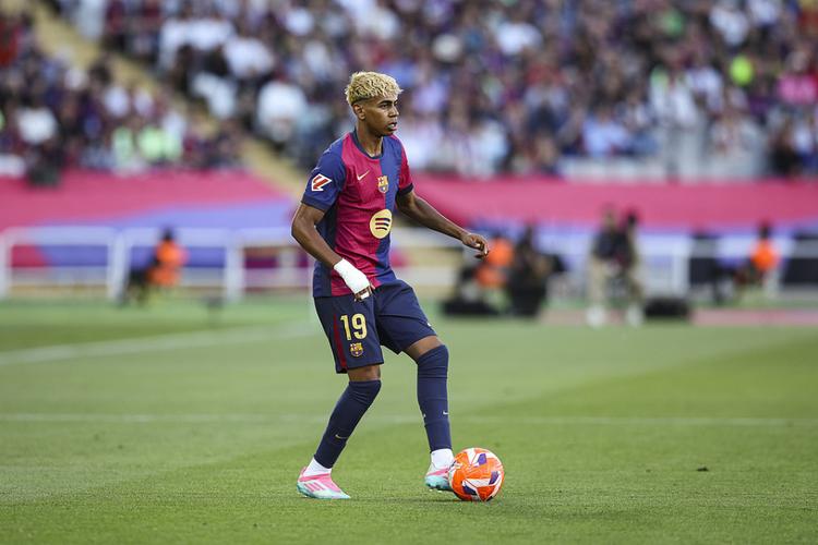 篮球勇士队内三分比赛，球星夺冠