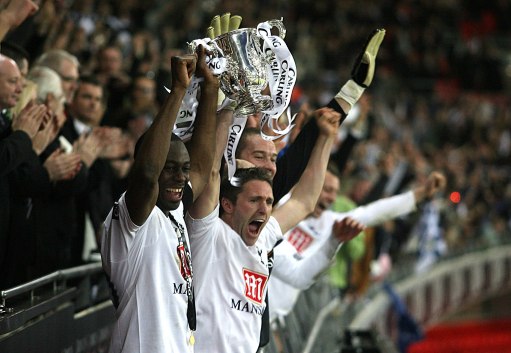 莱万：我经常带伤上场，肋骨骨折也硬撑；不着急决定未来