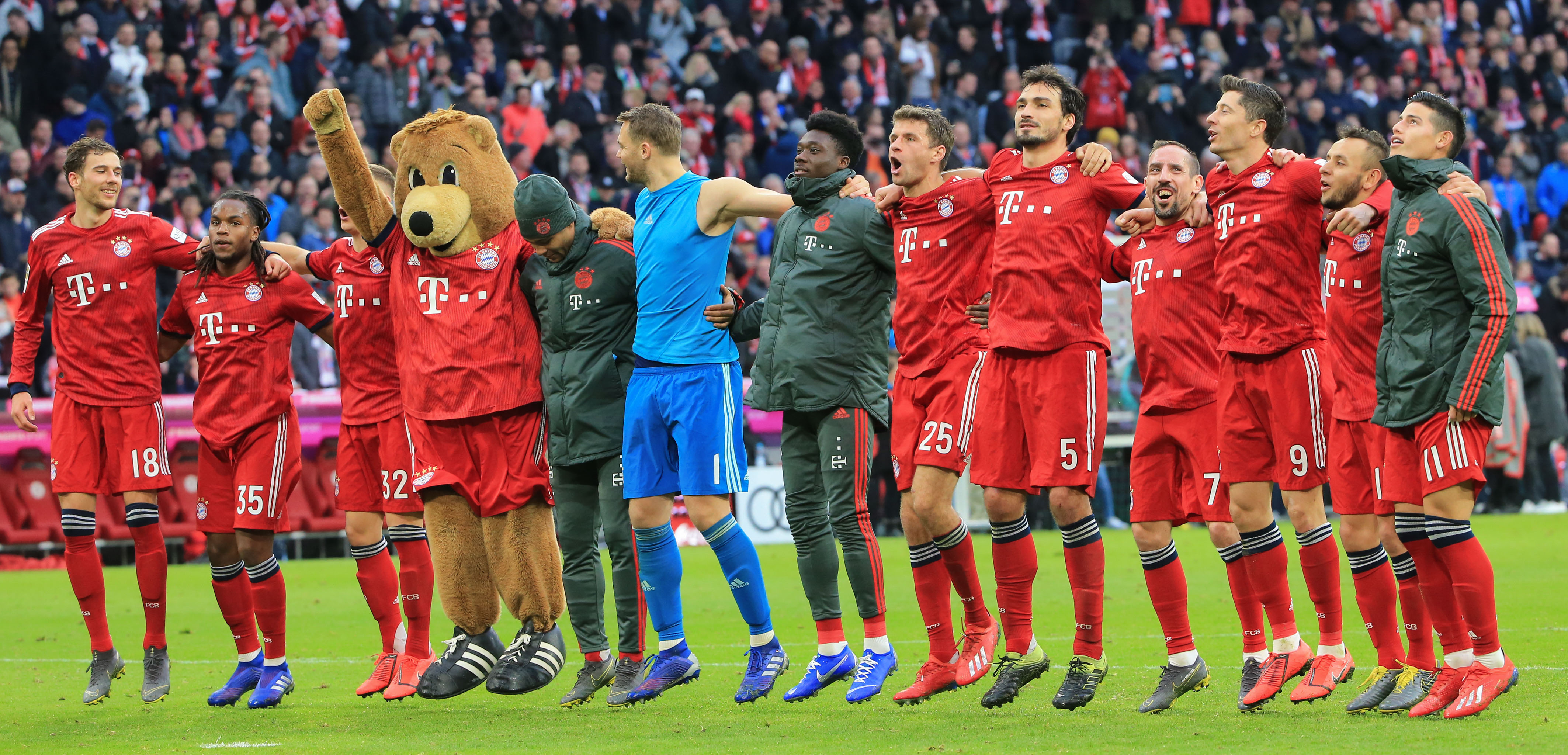 足球转会市场最新动态及趋势