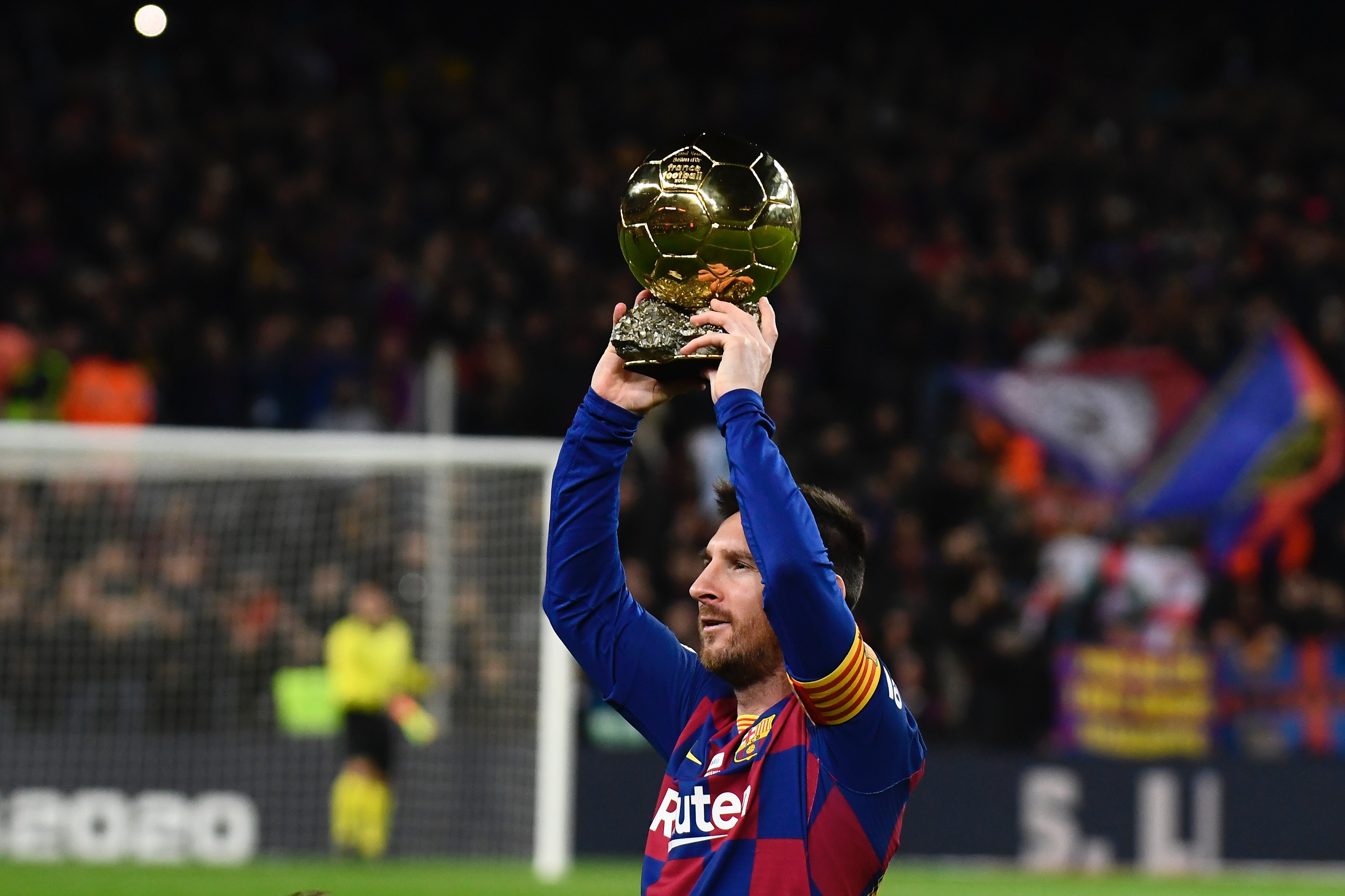 记者：伊萨克已回归纽卡训练，本周他将与俱乐部讨论未来