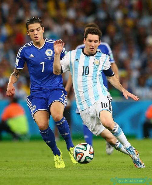 拜仁总监谈转会引援：重点是要新老搭配，保持球队竞争力（拜仁总监谈引援策略：新老结合，确保球队竞争力）