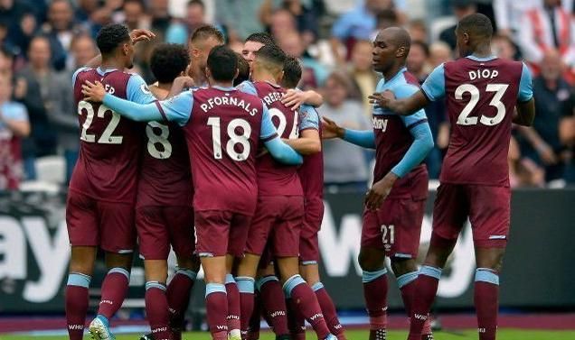 帕尔特伊听证会法院外，有抗议者举横幅批评阿森纳不作为