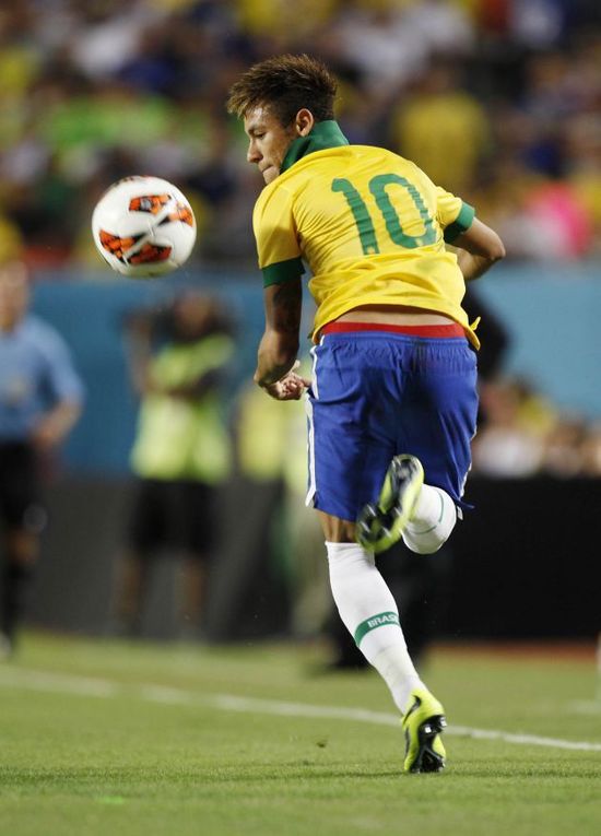 齐达内访华与樊振东互动，展现球技，赞其乒乓球成就，两人友好交流，共话皇马。